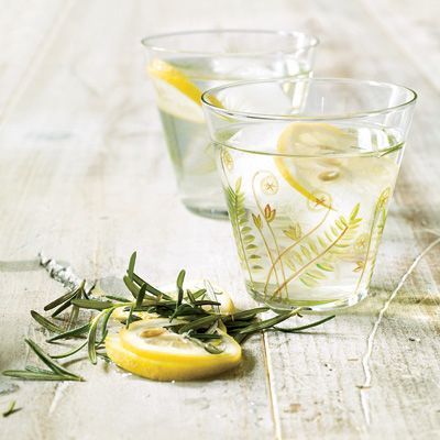 Солнечный чай с лимоном и розмарином - вкуснейший летний напиток