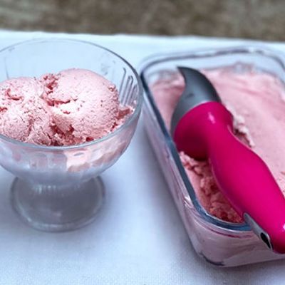 Как сделать домашнее ягодное мороженое за 3 простых шага