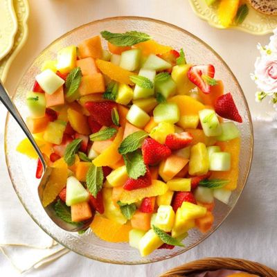 Яркий фруктовый салат с мятой - лето у вас на тарелке