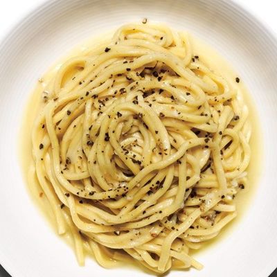 Вкуснейшие спагетти с сыром и чёрным перцем: настоящий итальянский рецепт