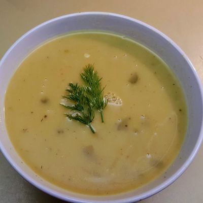 Вкусный суп на курином бульоне с солёными огурцами