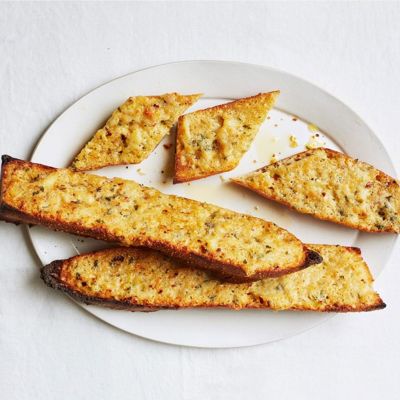 Хрустящие чесночные тосты с сыром - просто и вкусно