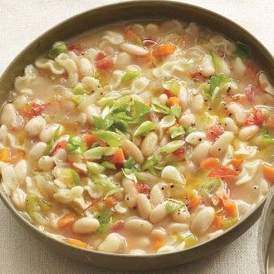Вкусный суп с макаронами, фасолью и овощами
