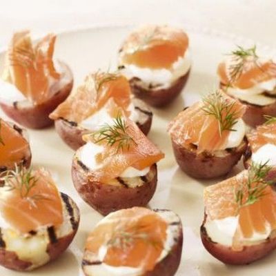 Картофель с копчёным лососем и укропом - праздничная закуска