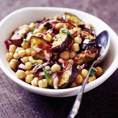 Пряный марокканский салат с баклажанами и нутом