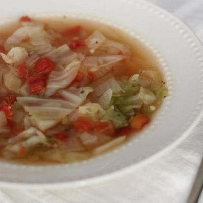 Лёгкий суп с капустой и томатами на курином бульоне