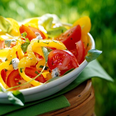 Яркий и красивый салат из помидоров и болгарского перца