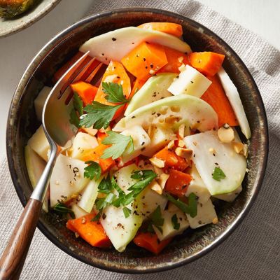 Изысканный морковный салат с кольраби и орехами