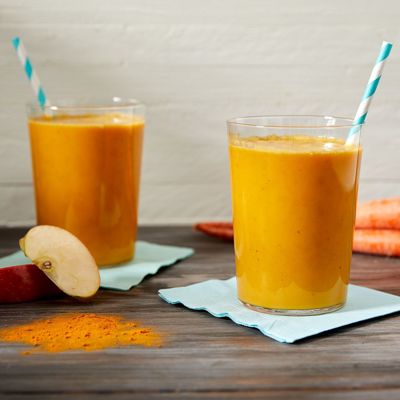 Питательный напиток из моркови, яблока и банана