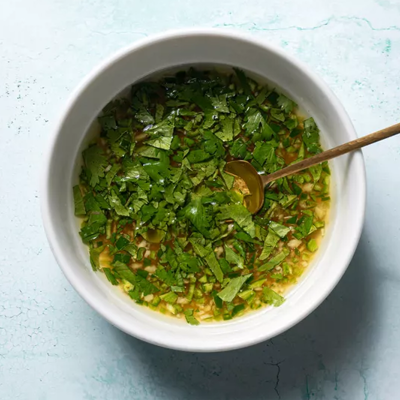 Ароматный соус из цитрусов, имбиря с зеленью для салатов