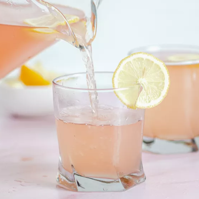 Розовый лимонад - идеальный прохладительный напиток для лета