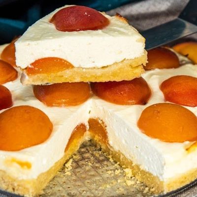Песочный пирог с творогом и абрикосами
