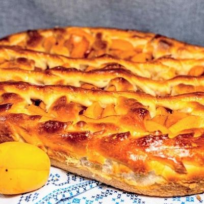 Домашний дрожжевой пирог с абрикосами