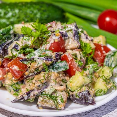 Закусочный овощной салат с баклажанами
