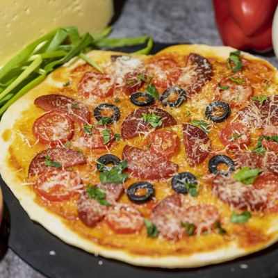 Мини-пицца с салями и помидорами с сыром