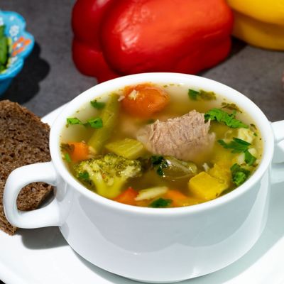 Густой суп с мясом и овощной смесью