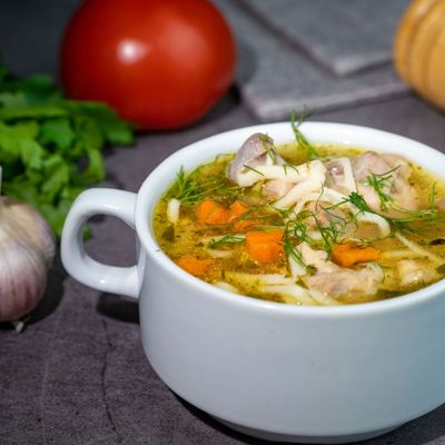 Куриный суп с домашней яичной лапшой и специями