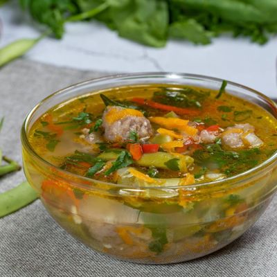 Овощной суп с фрикадельками и стручковой фасолью