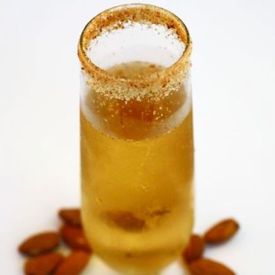 Оригинальный новогодний коктейль: шампанское с миндалем