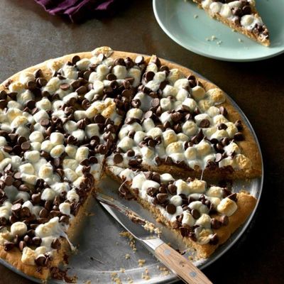 Необычный десерт: пицца на арахисовом масле с шоколадом и маршмэллоу