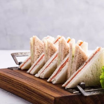 Праздничные сэндвичи с лососем и сливочным сыром