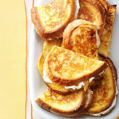 Изысканный десерт: французские тосты с джемом и сливочным сыром