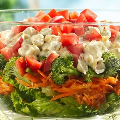 Вкусный слоеный салат с овощами и пастой