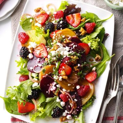 Яркий витаминный салат из овощей и ягод