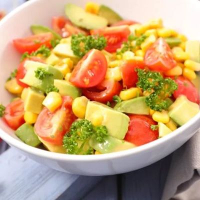 Легкий салат из кукурузы, томатов и огурцов