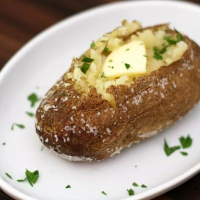 Запеченный картофель с запеченной грудинкой и запеченная свиная грудинка с картофелем в запеченном рукаве
