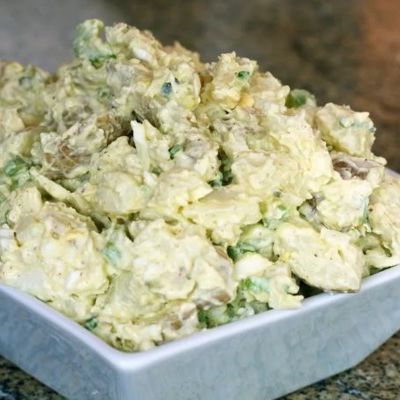 Сытный картофельный салат с маринованными огурцами