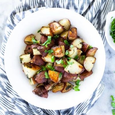 Картофель с чесноком и зеленью в духовке простой и вкусный гарнир