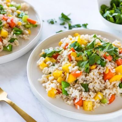 Холодный рисовый салат с овощами по-азиатски