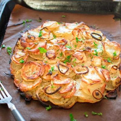Простой картофельный пирог с луком для всей семьи