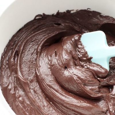 Простейший рецепт шоколадной глазури для украшения десертов