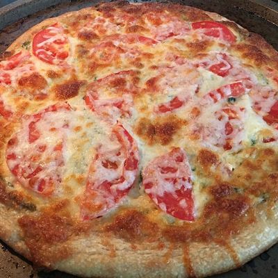 Простая и быстрая пицца с помидорами и сыром