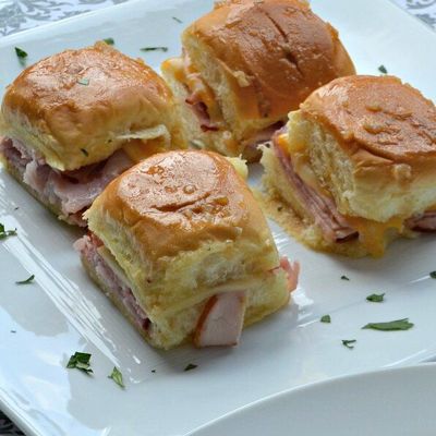 Аппетитные сэндвичи с ветчиной и сыром в духовке