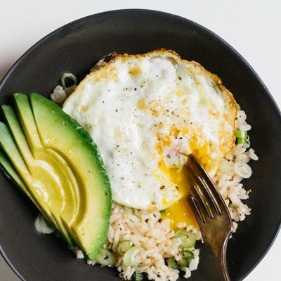 Коричневый рис с яйцом и авокадо вкусный и полезный обед за 10 минут