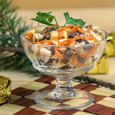 Пикантный салат с курицей и грибами на рождественский стол