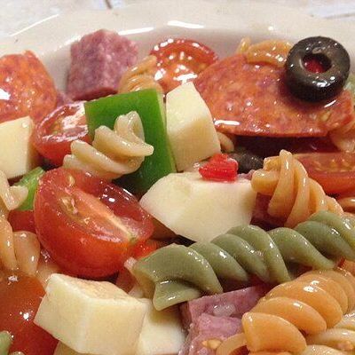Мясная паста на сковороде с соусом и паста, приготовленная с мясом – отличное блюдо на обед