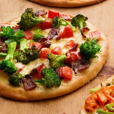 Быстрая и вкусная сырная пицца с беконом и овощами