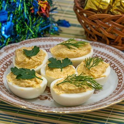 Простой рецепт вкусных фаршированных яиц с икрой минтая