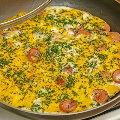 Как приготовить вкусную яичницу с сыром, сосисками и зеленью за 15 минут
