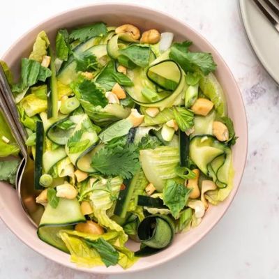 Зеленый салат с огурцом, зеленью и орехами за 15 минут