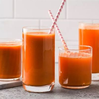 Морковный сок с куркумой, яблоком и имбирем за 5 минут