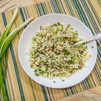 Свежий салат из капусты, зеленого лука и семечек за 15 минут