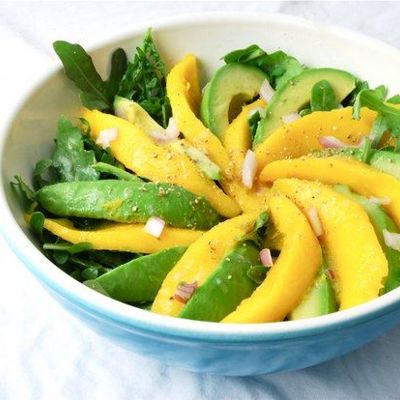 Легкий салат с манго и авокадо