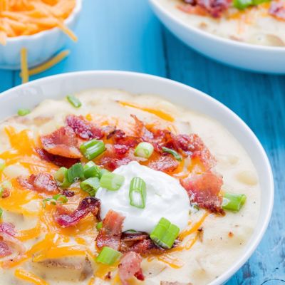 Картофельный суп с сыром, луком и беконом - идеальное первое блюдо