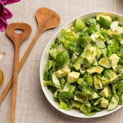 Суперполезный зелёный салат с цитрусовой заправкой