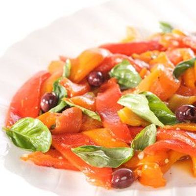 Лёгкий салат из болгарского перца с оливками